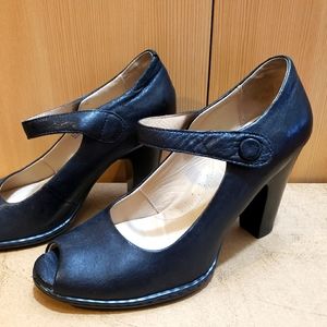 Born Mary jane peep toe